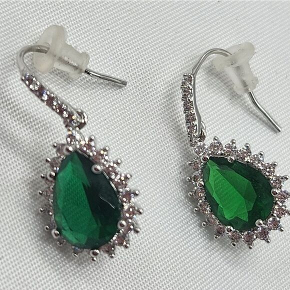 🔥NWOT Green Faux Emerald & Cubic Zirconia Teardrop Dangling Earrings - Picture 4 of 9